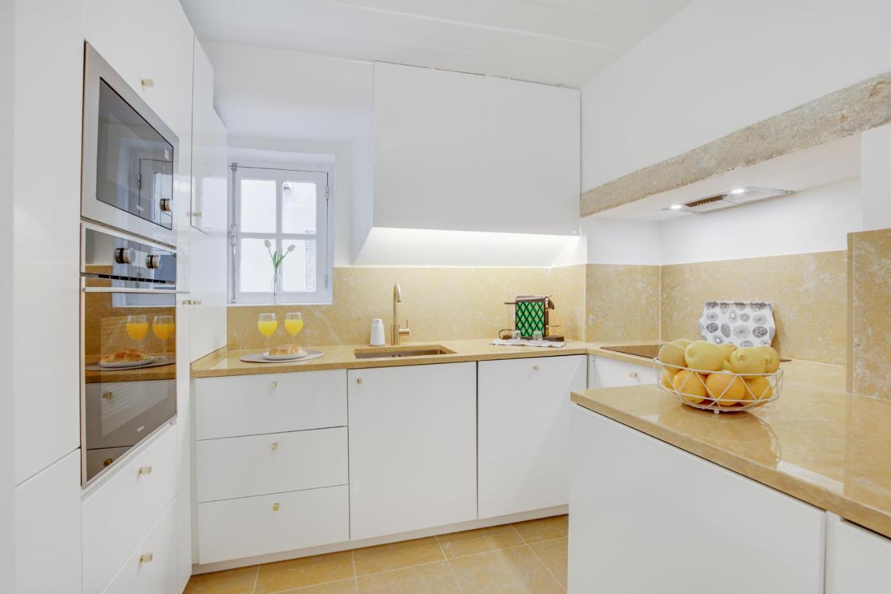 Golden Cage Chiado - Charm Historic And Cozy Apartment ลิสบอน ภายนอก รูปภาพ